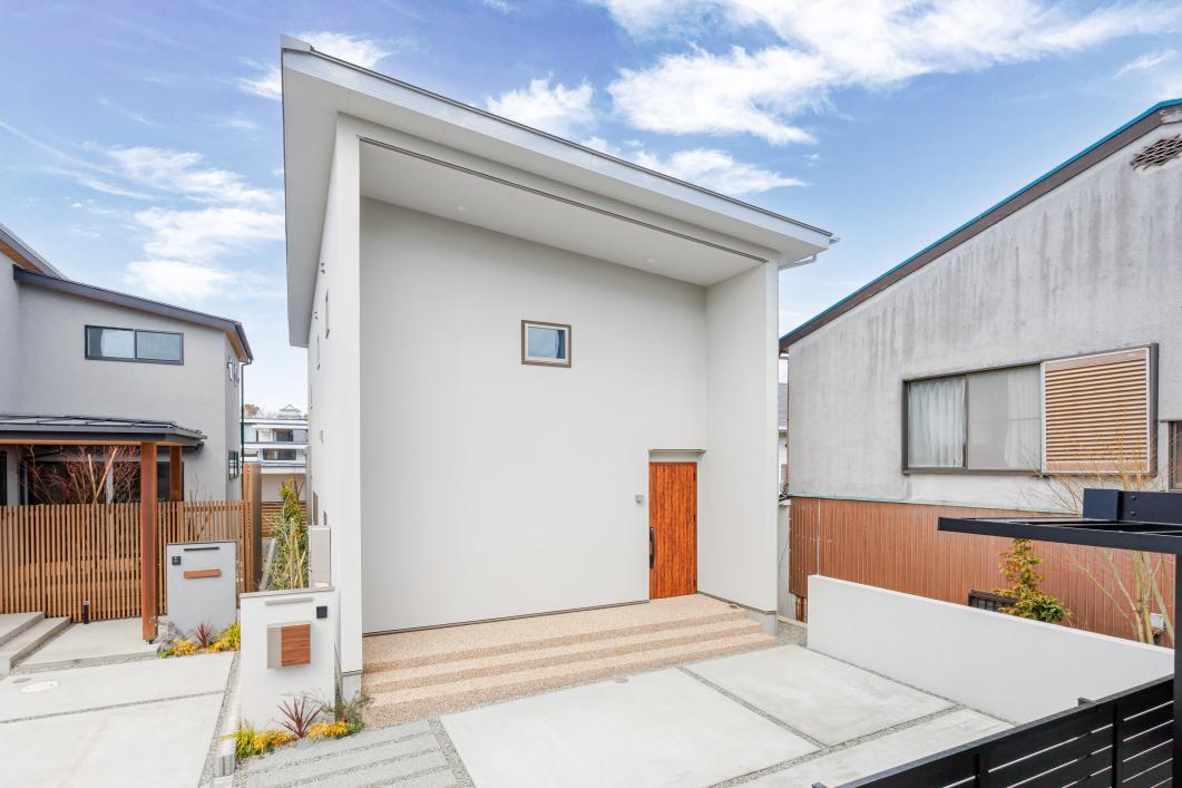 自然光と木のぬくもりが心地よい、ミニマルな木造住宅｜建売住宅の施工事例