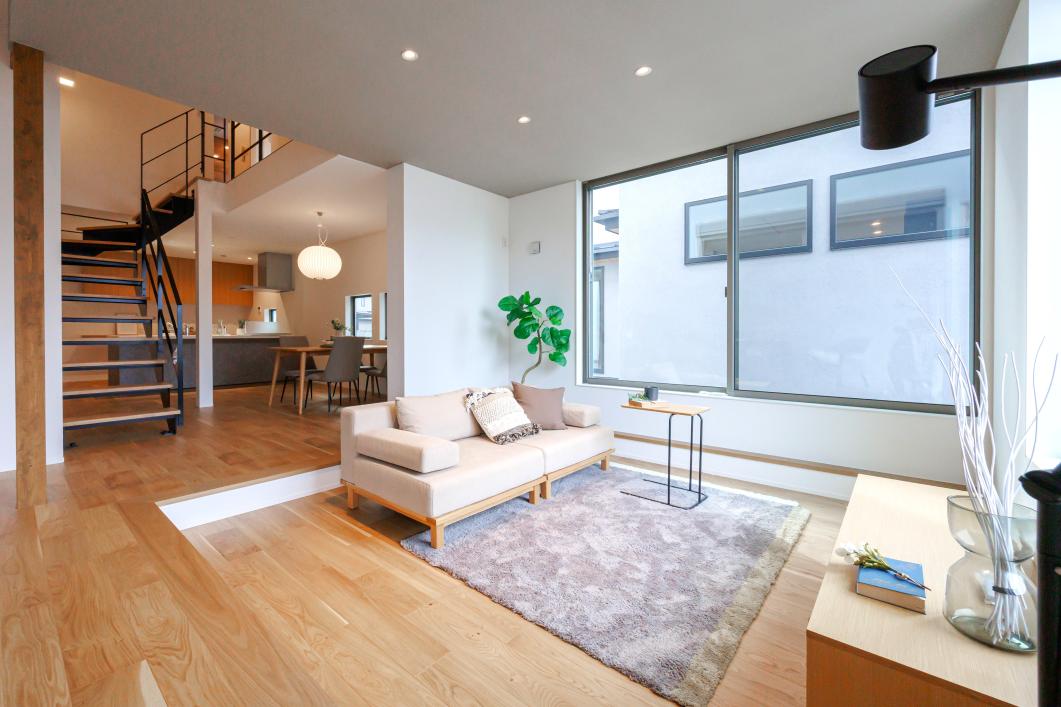 自然光と木のぬくもりが心地よい、ミニマルな木造住宅｜建売住宅の施工事例