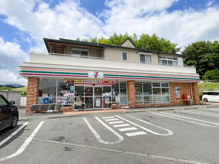 セブンイレブン南足柄大口橋店 / 約940M