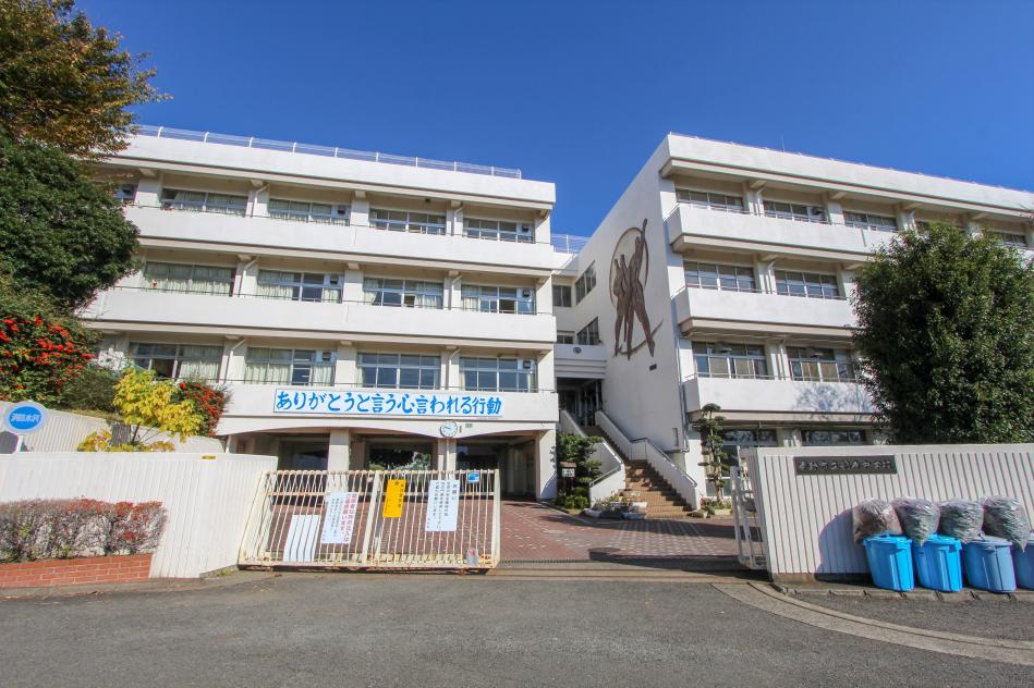 鶴巻中学校 / 約800M
